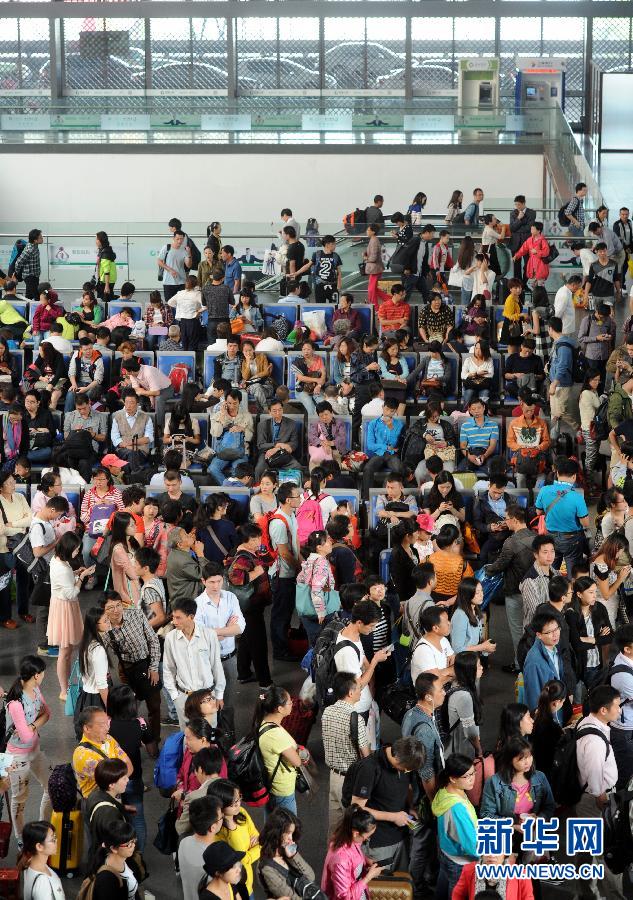 10月6日，旅客在蘇州火車站候車大廳等候乘車。