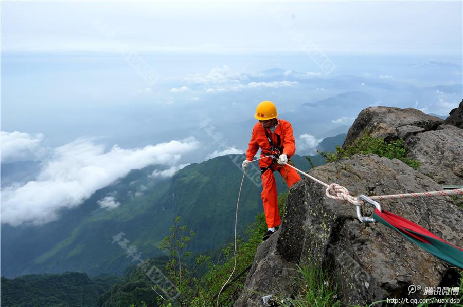 10月5日，峨眉山景區(qū)清潔工彭文才下到巖壁清理游客丟棄的垃圾。