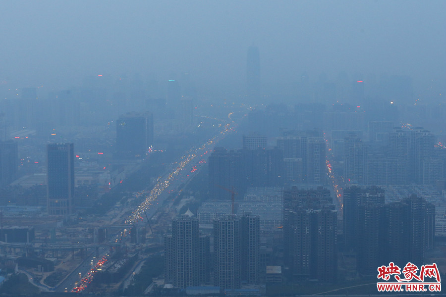 18：07鄭州被霧霾包裹著，不遠(yuǎn)處的建筑隱約可見。