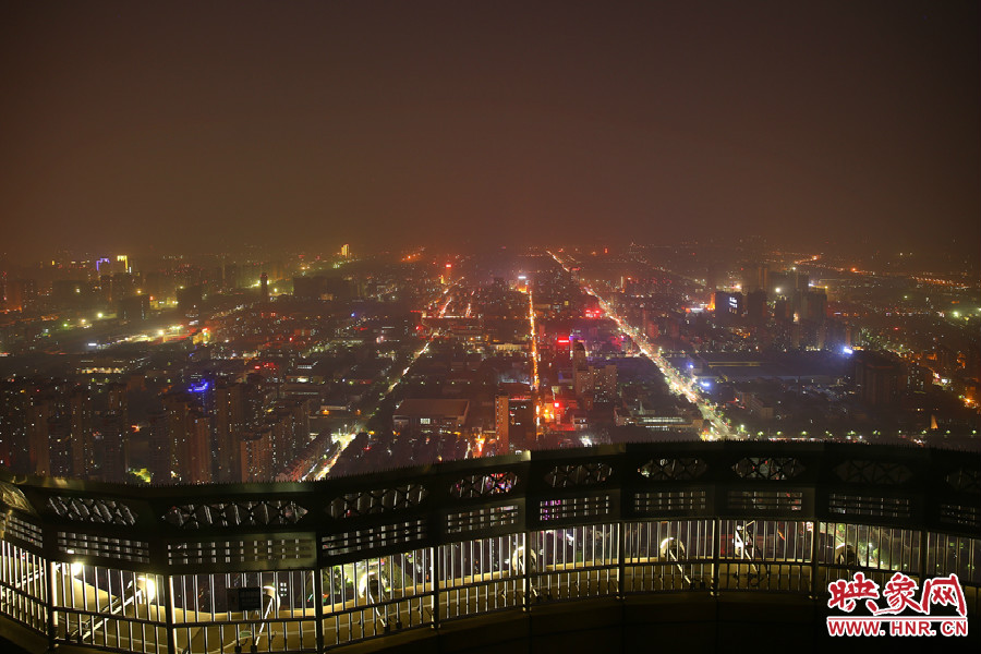 18：40鄭州沉浸在一片霧霾中，都市的燈光霧蒙蒙的，夜空看不到月亮的蹤跡。