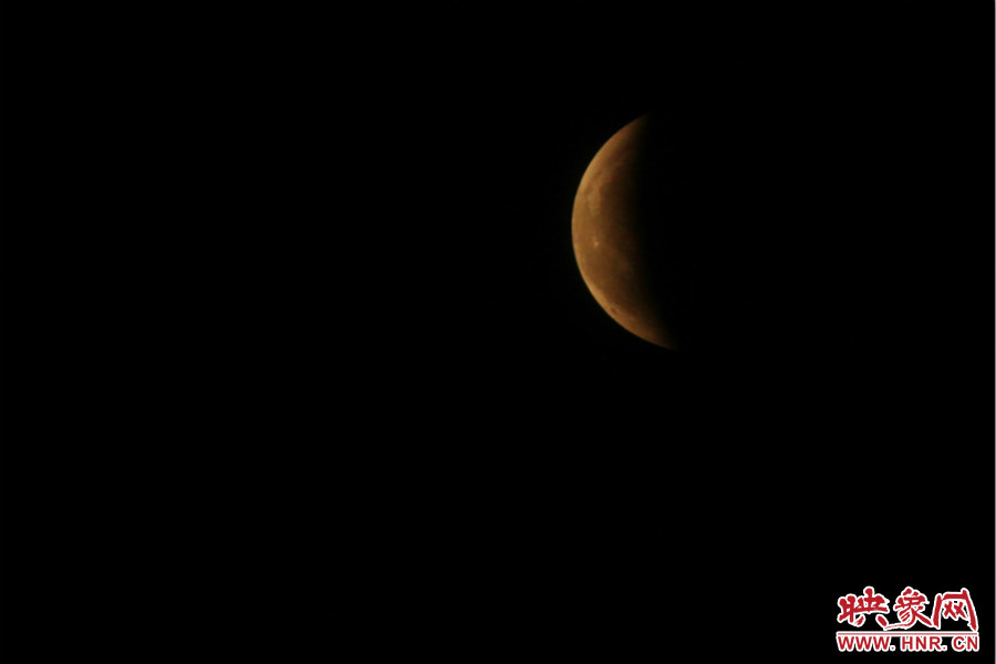 19：47夜風(fēng)吹散了霧霾，月亮漸露芳容。