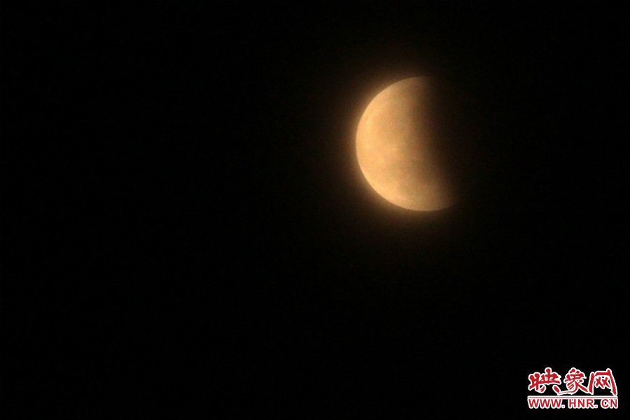20：11夜空依然能見度很低，月亮看起來總是霧蒙蒙的。