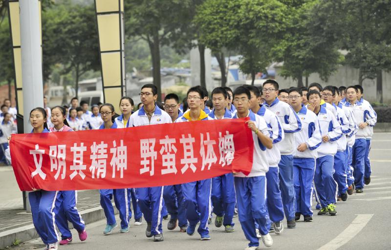 10月14日，成都七中萬達(dá)學(xué)校實行三年跑六百公里才能畢業(yè)，現(xiàn)場學(xué)生開始長跑。