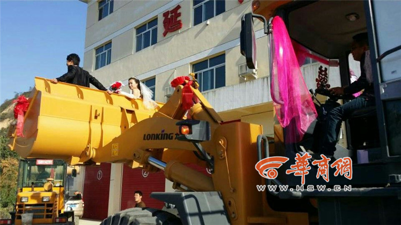 陜西小伙開8臺(tái)裝載機(jī)接新娘。