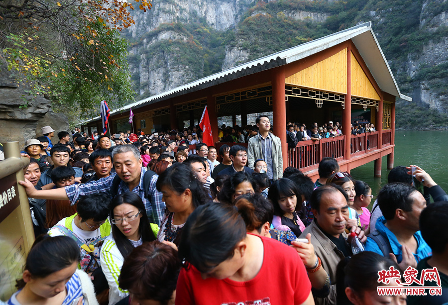 由于長時間擁擠不動，導(dǎo)致游客產(chǎn)生了焦躁的情緒