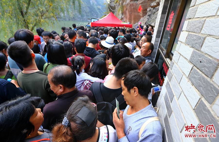 游船售票處前，游客被擠得無法轉(zhuǎn)身