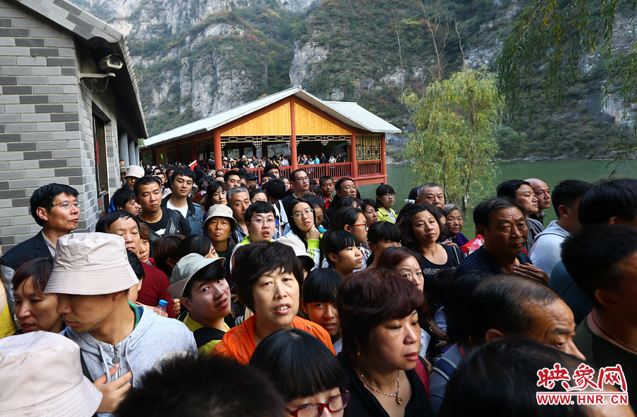 等待上船的碼頭上，游人擁擠不動