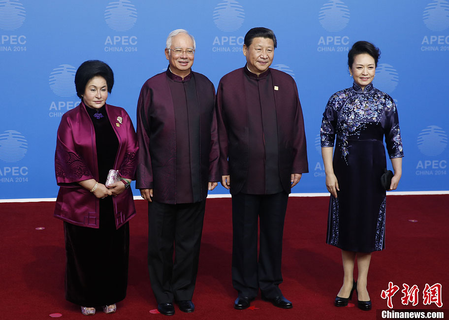 圖為習(xí)近平夫婦歡迎馬來西亞總理納吉布夫婦。中新社發(fā) 杜洋 攝