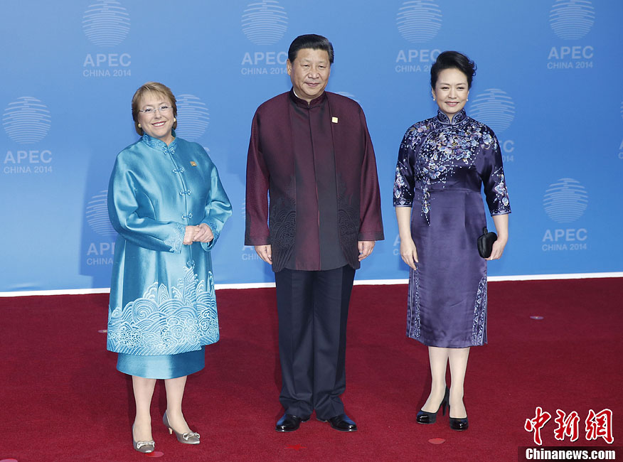 圖為習(xí)近平夫婦歡迎智利總統(tǒng)巴切萊特。中新社發(fā) 杜洋 攝