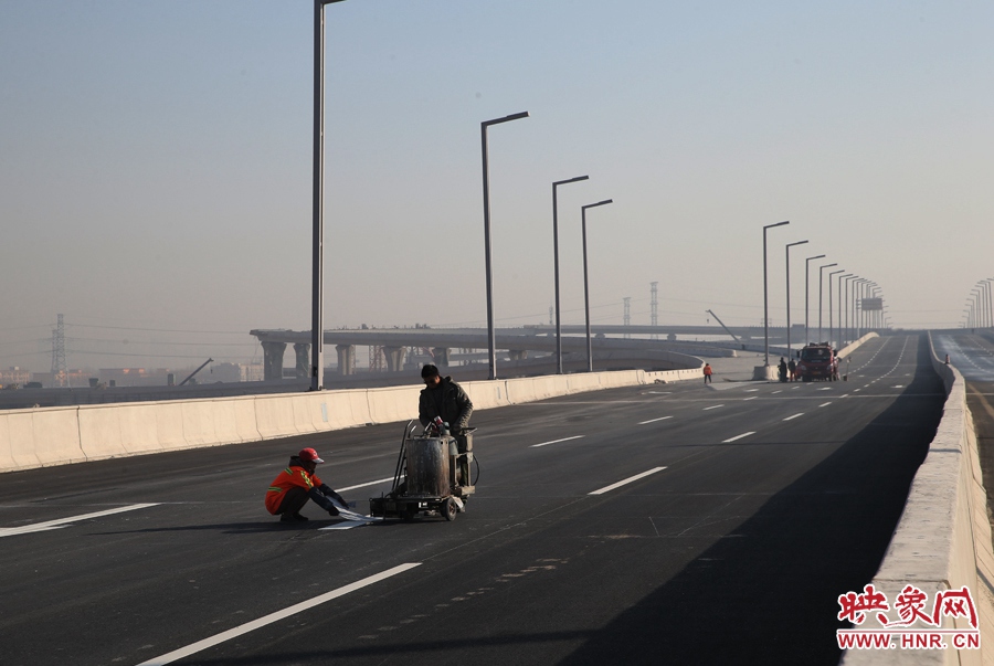 部門路段工人正在噴畫道路標線。