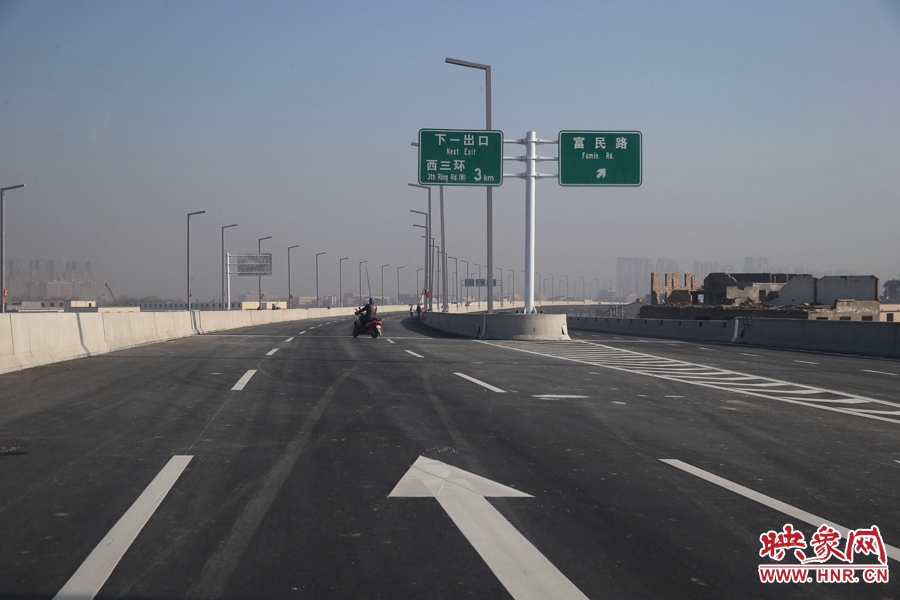 西三環(huán)方向與富民路出口。