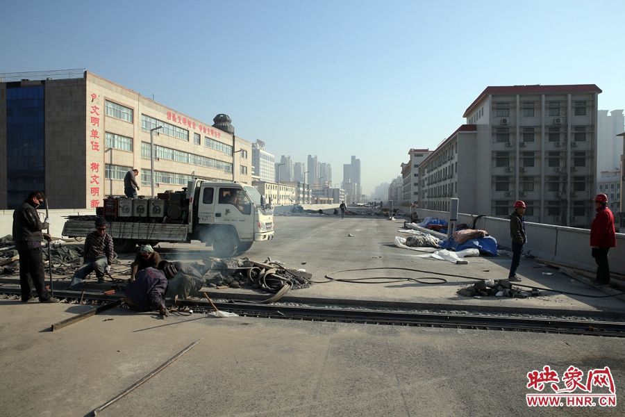 由西向東方向，嵩山南路出口以東，仍在緊張施工中。