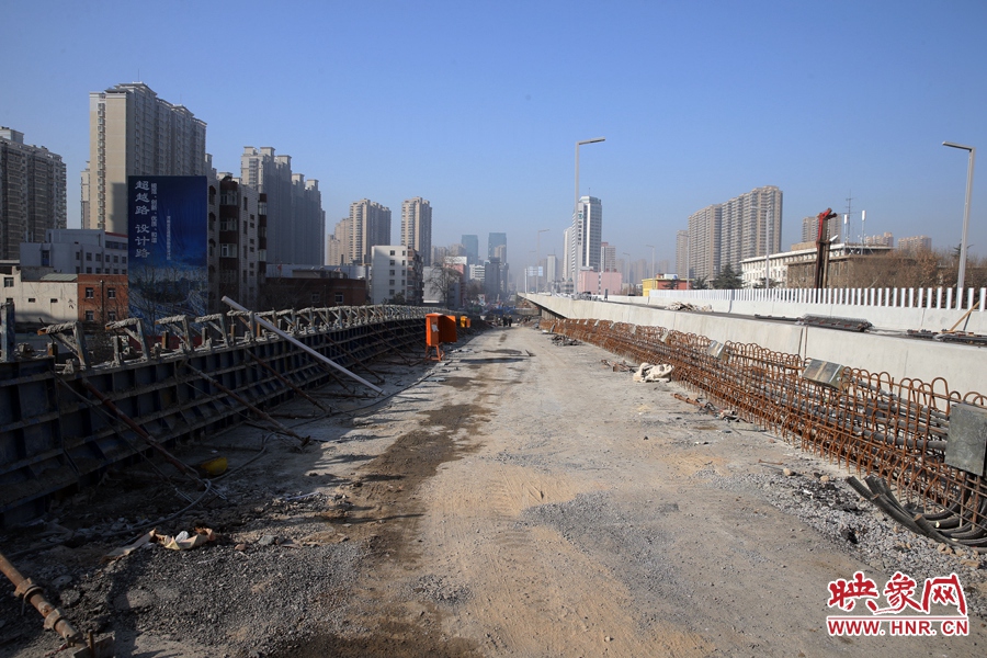 由西向東方向，嵩山南路出口以東，仍在緊張施工中。