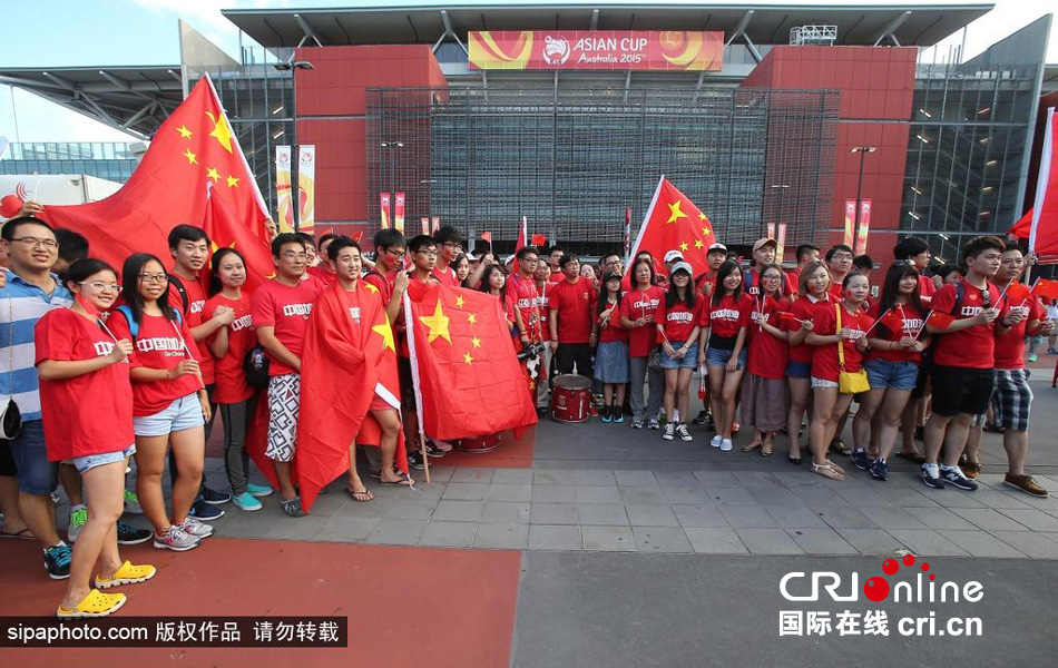 北京時間1月10日，中國隊迎來亞洲杯首場比賽，賽前中國球迷揮舞國旗進場，為國足助威。