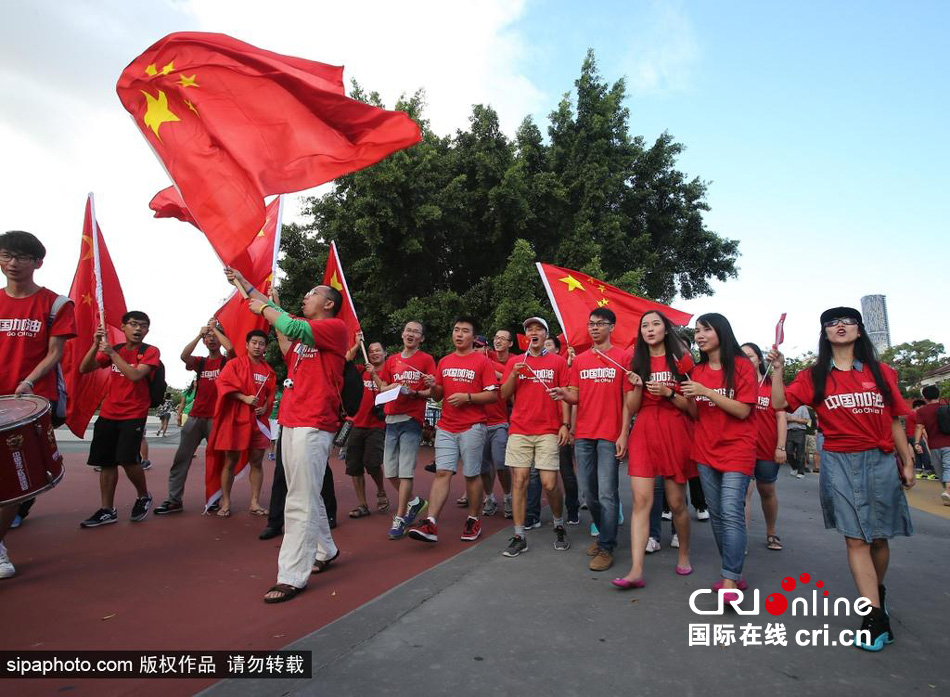 賽前中國球迷揮舞國旗進場，為國足助威。