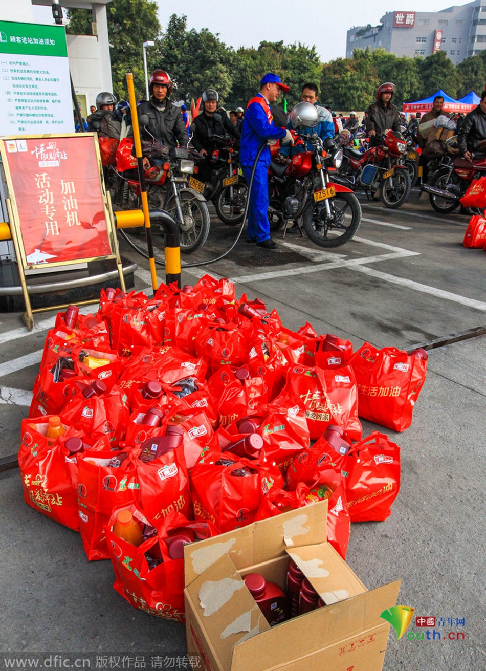 2015年2月10日，廣東佛山，順德龍山加油站為返鄉(xiāng)摩托車免費(fèi)加油。