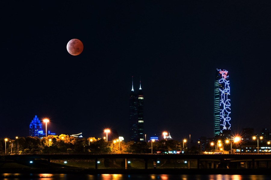 4月4日，深圳，月全食，一輪紅月亮現(xiàn)身夜空。（合成）鄧飛/CFP
