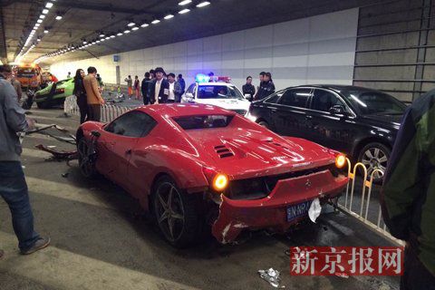 一輛蘭博基尼與一輛法拉利發(fā)生事故，現(xiàn)場(chǎng)狀況慘烈