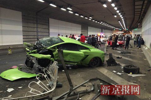 一輛蘭博基尼與一輛法拉利發(fā)生事故，現(xiàn)場(chǎng)狀況慘烈