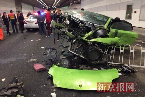 一輛蘭博基尼與一輛法拉利發(fā)生事故，現(xiàn)場(chǎng)狀況慘烈