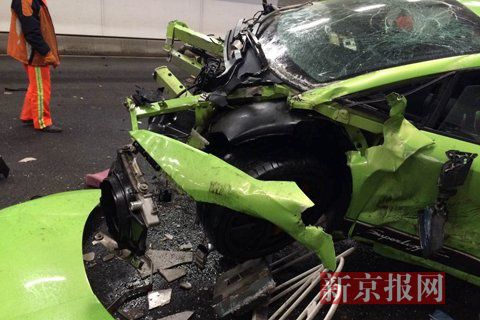 一輛蘭博基尼與一輛法拉利發(fā)生事故，現(xiàn)場(chǎng)狀況慘烈