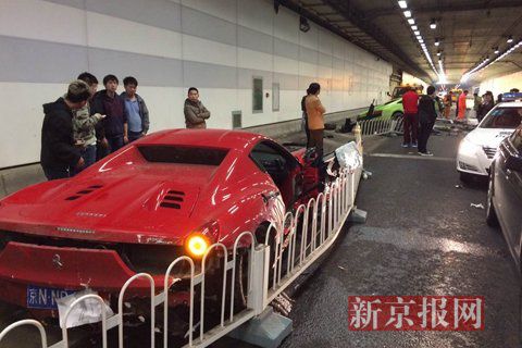 一輛蘭博基尼與一輛法拉利發(fā)生事故，現(xiàn)場(chǎng)狀況慘烈