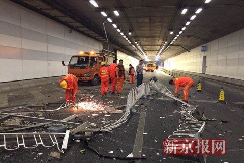 一輛蘭博基尼與一輛法拉利發(fā)生事故，現(xiàn)場(chǎng)狀況慘烈