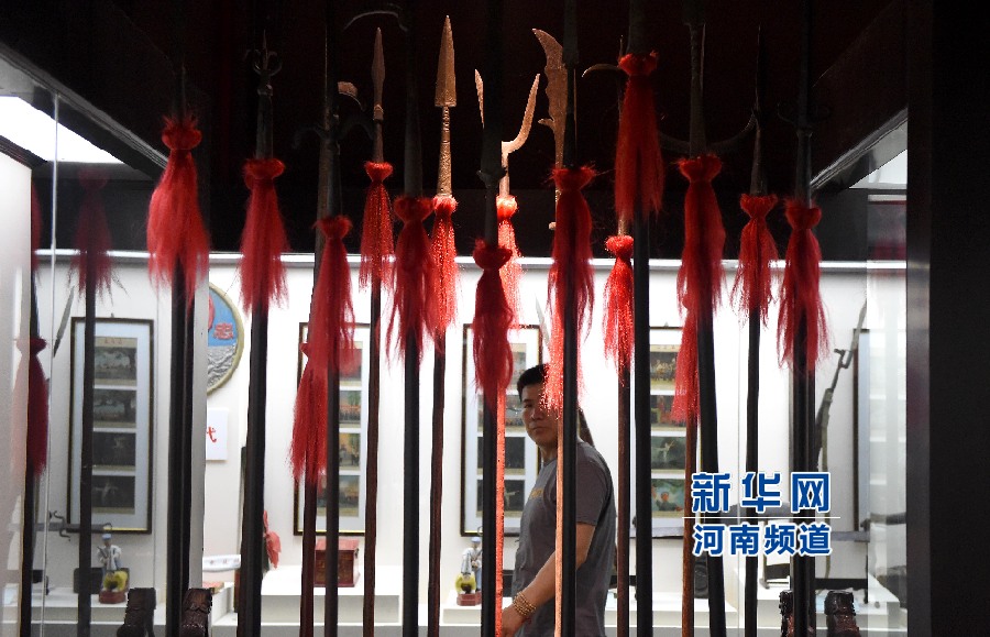 4月26日，參觀者在兵器展覽館內(nèi)參觀。