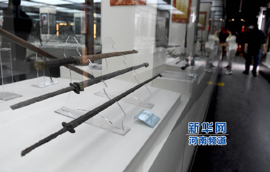 4月26日，參觀者在兵器展覽館內(nèi)參觀。