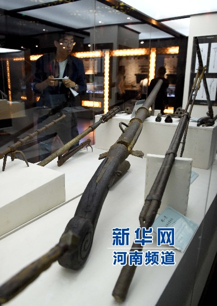 4月26日，參觀者在兵器展覽館內(nèi)參觀。
