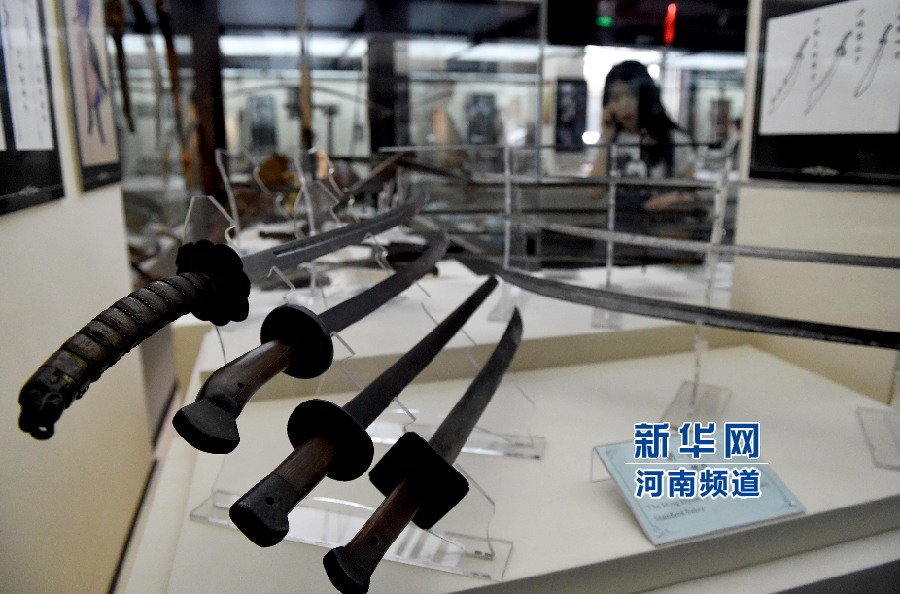 4月26日，參觀者在兵器展覽館內(nèi)參觀。