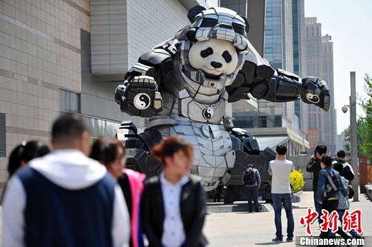 5月9日，遼寧沈陽，一商城門前廣場上驚現(xiàn)7米多高的熊貓鋼鐵俠，吸引不少人駐足拍照。