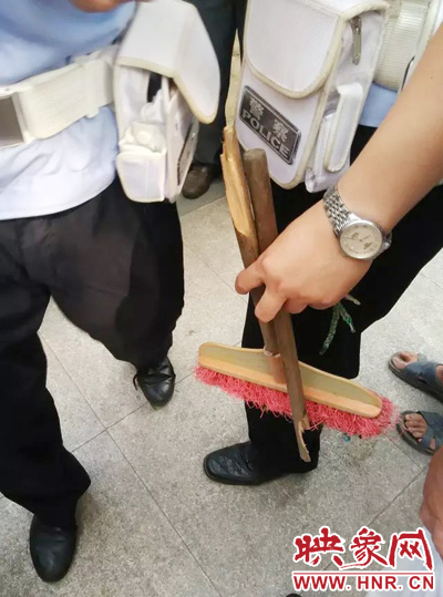老太從環(huán)衛(wèi)工手中奪過掃帚，用腳踩斷，用力向環(huán)衛(wèi)工人的手上和腿上敲去。