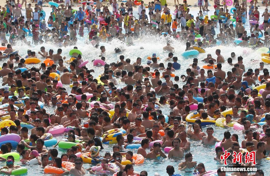 8月1日，民眾扎堆在南京湯山歡樂水魔方水上樂園戲水，享受“冰火兩重天”的涼爽和激情。連日來，中國大部分地區(qū)迎來高溫天氣。