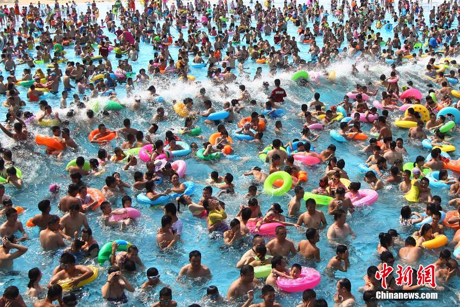8月1日，民眾扎堆在南京湯山歡樂水魔方水上樂園戲水，享受“冰火兩重天”的涼爽和激情。連日來，中國大部分地區(qū)迎來高溫天氣。