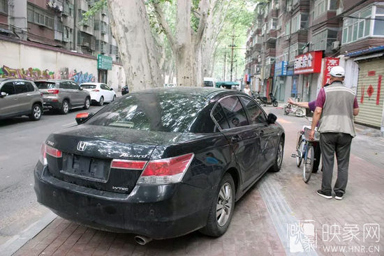 男子的車牌因是外地牌照，被小偷盜走。