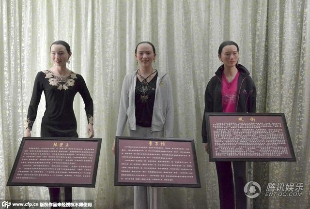 ，“華鎣山中外名人蠟像館”中的蠟像，被網(wǎng)友稱作“華鎣山農(nóng)貿(mào)服裝發(fā)布會(huì)”。