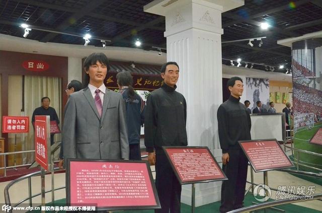 “華鎣山中外名人蠟像館”中的蠟像，被網(wǎng)友稱作“華鎣山農(nóng)貿(mào)服裝發(fā)布會(huì)”。