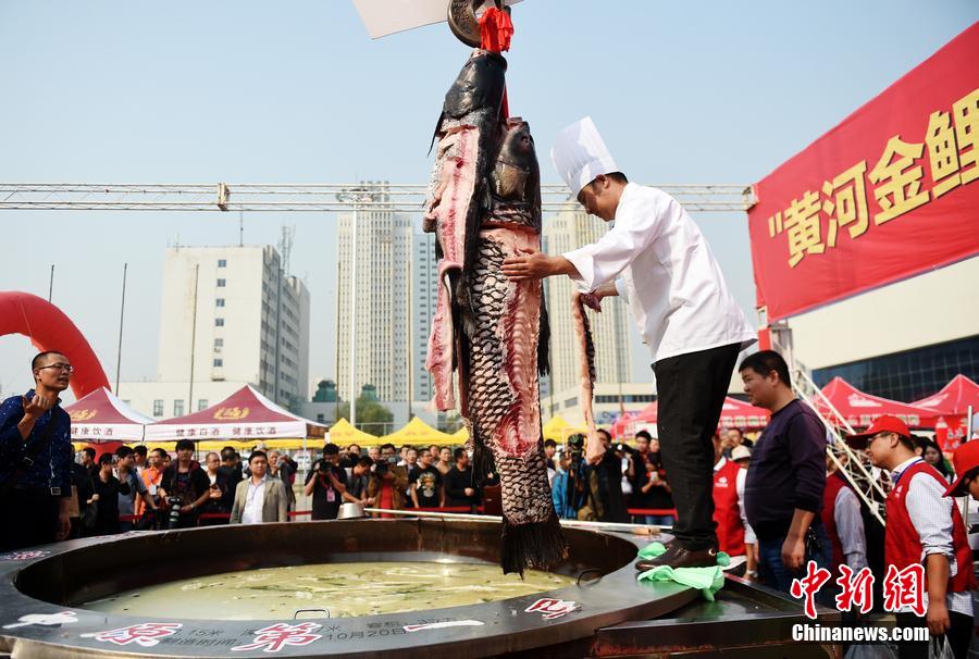 河南鄭州，一個直徑3.15米，深0.7米，可容納3噸高湯的“中原第一鍋”現(xiàn)場烹煮火鍋盛宴。