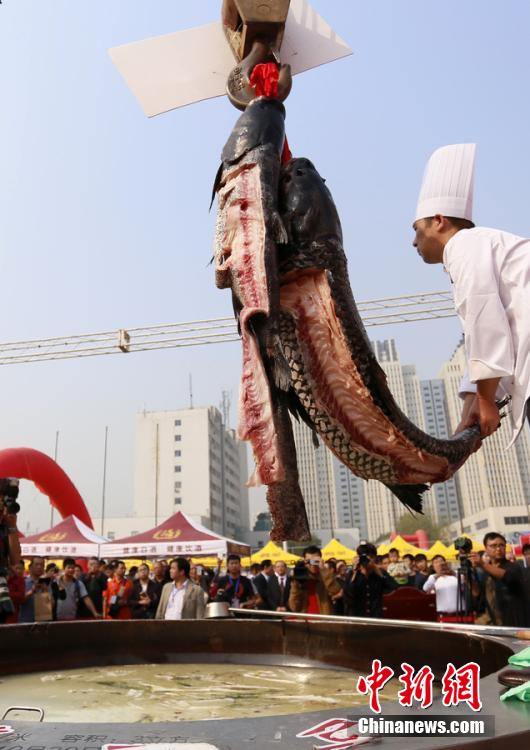 廚師對魚肉進行處理。 圖片來源：CFP視覺中國