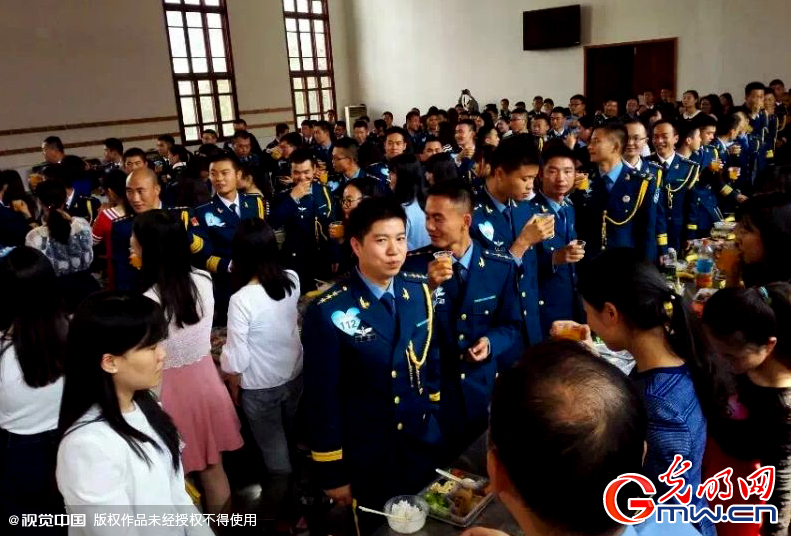 湖北武漢，“嫁人就嫁解放軍”，每年一屆的武漢軍旅姻緣會(huì)17日在駐漢空軍某指揮所文化活動(dòng)中心舉行