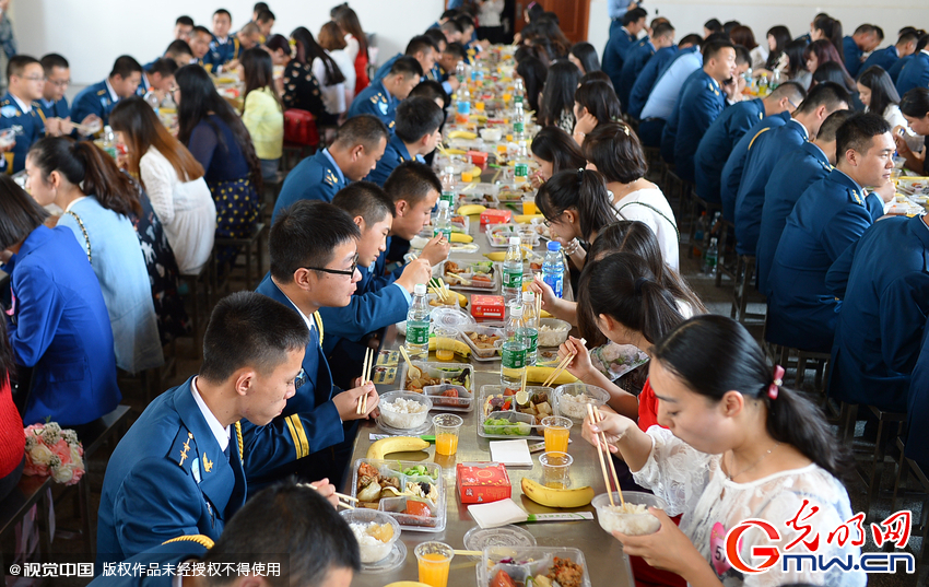 湖北武漢，“嫁人就嫁解放軍”，每年一屆的武漢軍旅姻緣會(huì)17日在駐漢空軍某指揮所文化活動(dòng)中心舉行