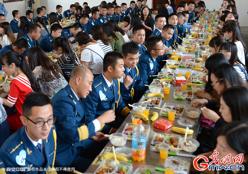 湖北武漢，“嫁人就嫁解放軍”，每年一屆的武漢軍旅姻緣會(huì)17日在駐漢空軍某指揮所文化活動(dòng)中心舉行