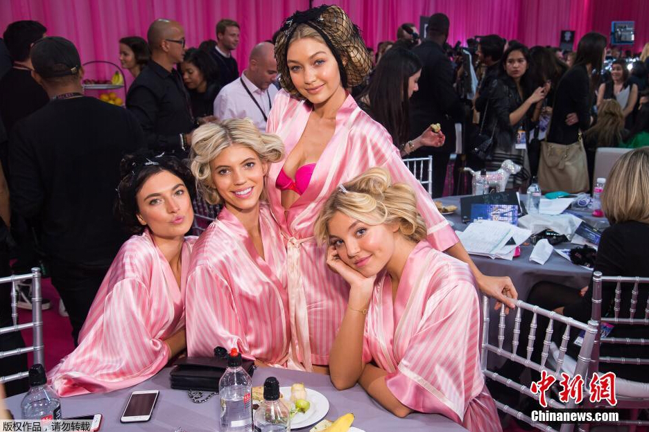 圖為模特Jacquelyn Jablonski（左起），Devon Windsor，Gigi Hadid和Rachel Hilbert在后臺(tái)合影。