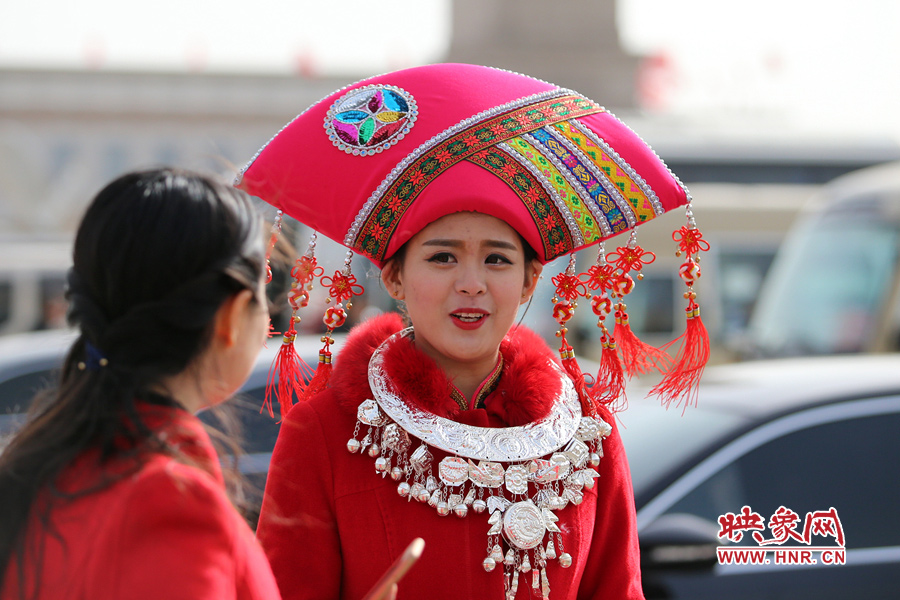 漂亮的頭飾配美女，回頭率相當(dāng)高