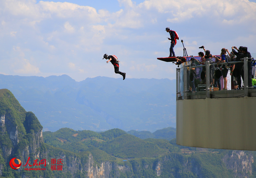 28日，2016世界低空跳傘大賽在重慶云陽龍缸景區(qū)正式開賽。圖為選手角逐中。劉政寧 攝