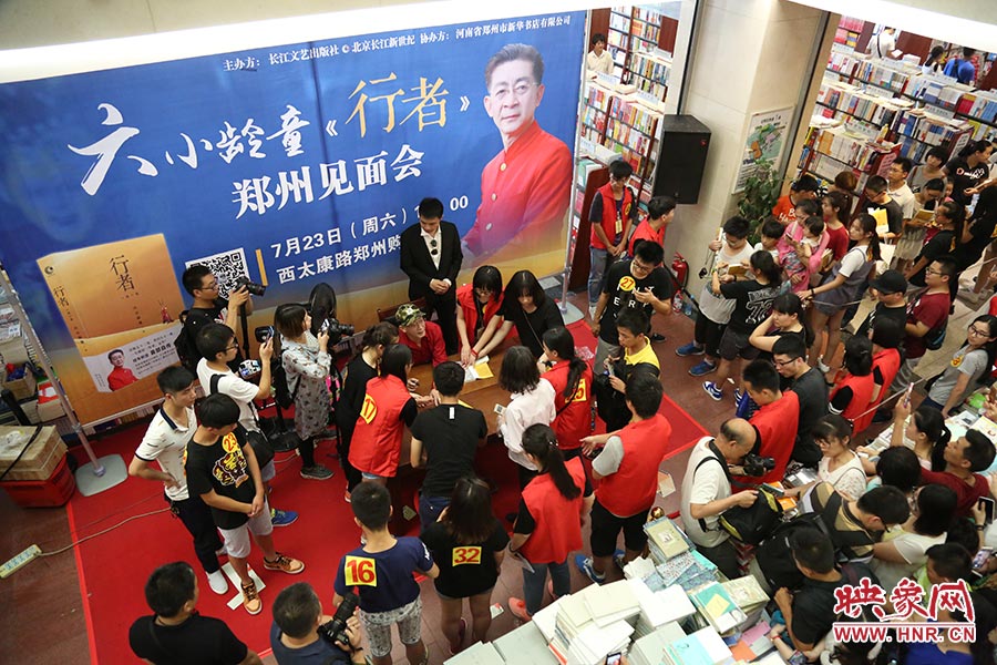 不到三個小時的簽售時間，六小齡童累計簽售自傳2900余冊，創(chuàng)造了鄭州購書中心的歷史記錄.jpg