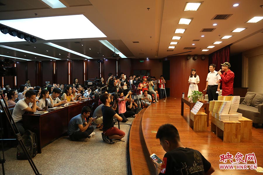 河南本土主流媒體基本全部到場，六小齡童接受記者提問。