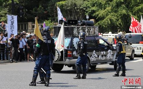 現(xiàn)場10多名日本警察身穿防暴制服，嚴(yán)防右翼份子鬧事。