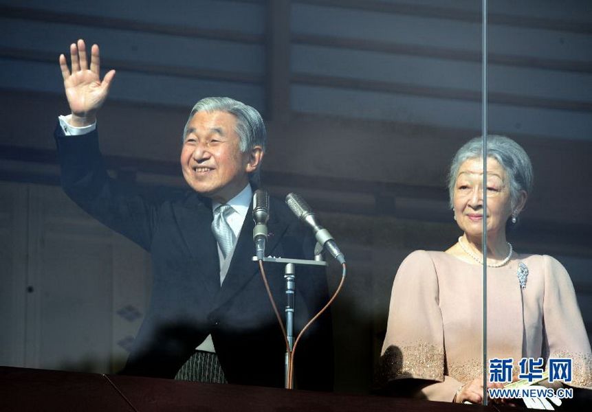 當(dāng)?shù)貢r間12月23日，在位于日本東京的皇宮，日本明仁天皇向民眾致意。